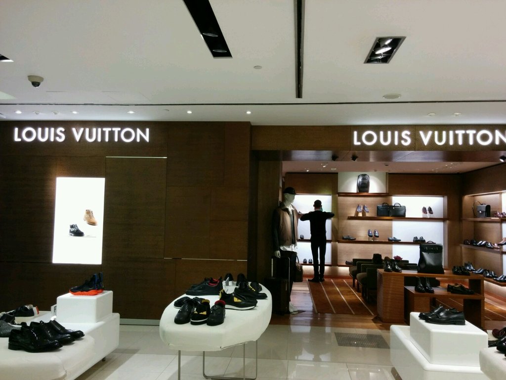 Louis Vuitton | Москва, ул. Петровка, 2, Москва